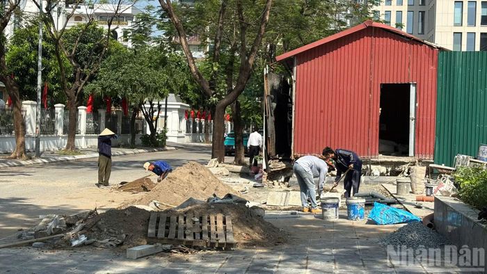 Theo ghi nhận của phóng viên, phía bên ngoài, công nhân đang hoàn tất các công đoạn cuối cùng như lát đá tại khu vực vỉa hè để sớm đưa vào sử dụng.
