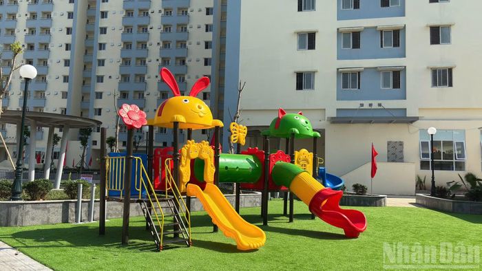 Bên dưới khu nhà là sân chơi cho trẻ em, sân sinh hoạt cộng đồng cũng được thiết kế, cải tạo lại.