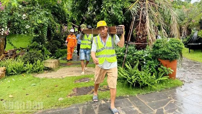 Lực lượng chức năng tháo dỡ công trình vi phạm.