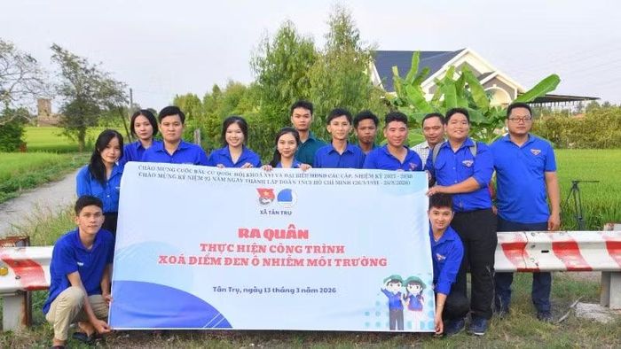 Thanh niên xã Tân Trụ thực hiện công trình xóa điểm đen ô nhiễm môi trường.