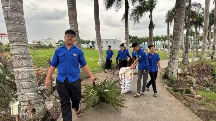 Thanh niên tham gia thu gom rác làm sạch môi trường nông thôn trên địa bàn tỉnh Tây Ninh.