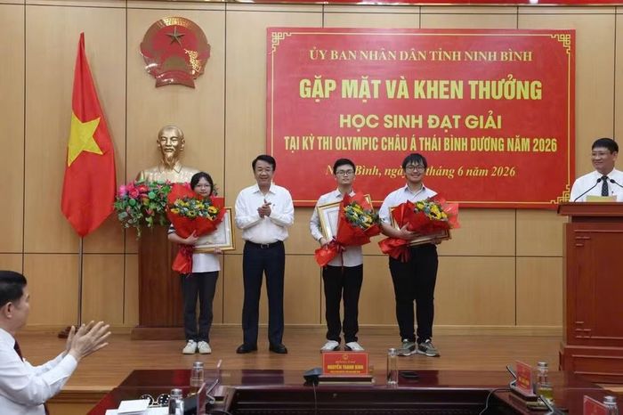 Phó Bí thư Tỉnh ủy, Chủ tịch Ủy ban nhân dân tỉnh Nguyễn Thanh Bình tặng Bằng khen của Chủ tịch Ủy ban nhân dân tỉnh cho các em: Nguyễn Thị Bích Ngọc, Bùi Anh Tú, Nguyễn Khánh Phúc vì có thành tích xuất sắc tại các kỳ thi năm 2026.