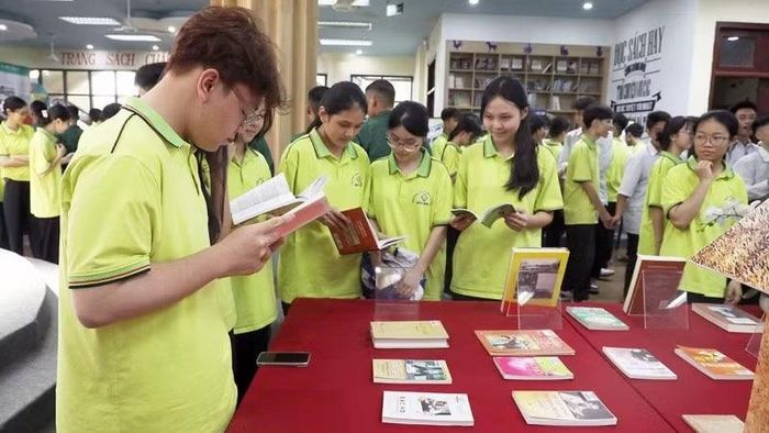Trưng bày thu hút đông đảo các em học sinh đến tham quan, nghiên cứu.