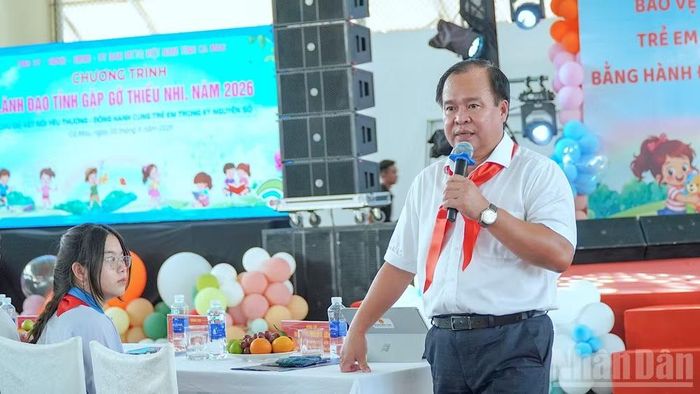 Phó Chủ tịch Ủy ban nhân dân tỉnh Cà Mau Nguyễn Minh Luân trao đổi, trả lời những ý kiến của các em thiếu nhi đặt ra tại buổi gặp mặt.