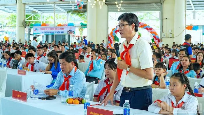 Ông Đặng Trí Thủ, Phó Giám đốc Sở Giáo dục và Đào tạo tỉnh Cà Mau (đứng) trả lời các câu hỏi mà các em thiếu nhi đặt ra tại buổi gặp mặt.
