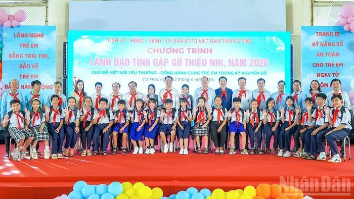 Lãnh đạo tỉnh Cà Mau chụp ảnh lưu niệm với các em thiếu nhi tại buổi gặp mặt.