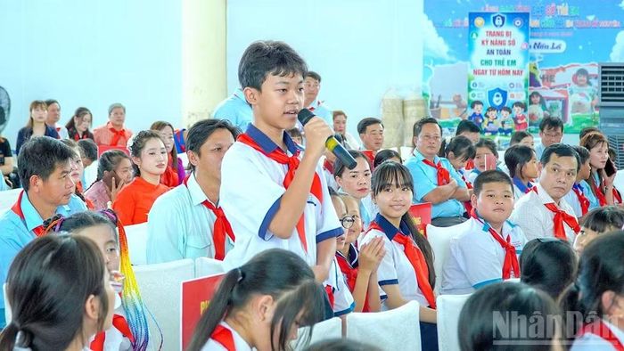 Em Trần Hạo Minh, Trường Trung học cơ sở Lương Thế Vinh (Cà Mau) đặt vấn đề về tình trạng nhà thiếu nhi xuống cấp, thiếu sân chơi.