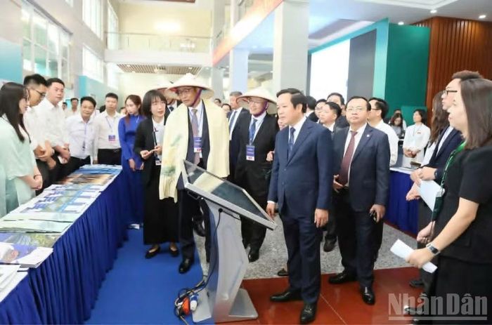 Các đại biểu nghe giới thiệu về các khu công nghiệp đang hình thành ở tỉnh Hưng Yên.