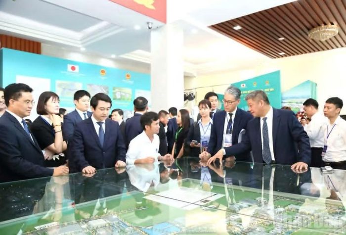 Các đại biểu tham quan sa bàn Quy hoạch tỉnh Hưng Yên.