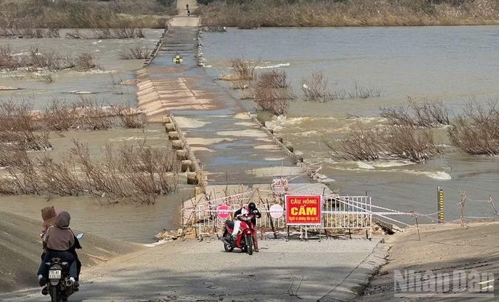 Vào mùa mưa lũ, mực nước sông Trà Khúc dâng cao khiến cầu tràn Thạch Nham bị ngập sâu, gây chia cắt giao thông.