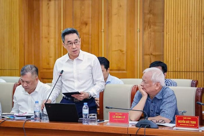 Các đại biểu thảo luận, đóng góp ý kiến.