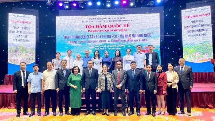 Các đại biểu chụp ảnh lưu niệm tại tọa đàm.