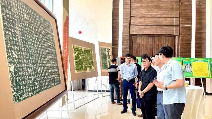 Các đại biểu tham quan không gian triển lãm ảnh, bản rập ma nhai trên núi Non Nước.