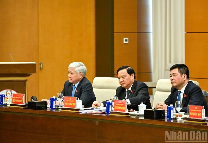 Phó Bí thư Thường trực Đảng ủy Quốc hội, Phó Chủ tịch Thường trực Quốc hội Đỗ Văn Chiến và các đồng chí Thường trực Đảng ủy Quốc hội dự hội nghị. (Ảnh: DUY LINH)