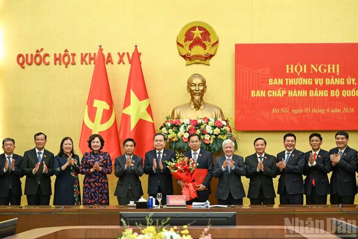 Chủ tịch Quốc hội Trần Thanh Mẫn và các đại biểu tặng hoa chúc mừng đồng chí Lê Quang Mạnh. (Ảnh: DUY LINH)