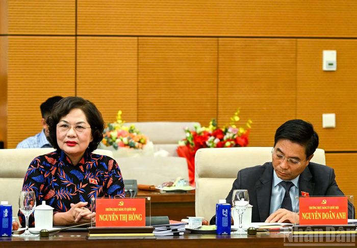  Các đồng chí Thường trực Đảng ủy Quốc hội dự hội nghị. (Ảnh: DUY LINH) 