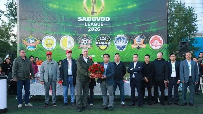 Phó Chủ tịch kiêm Tổng thư ký Liên hiệp các tổ chức người Việt Nam tại Liên bang Nga tặng hoa chúc mừng đại diện lãnh đạo Chợ Sadavos. (Ảnh: Ban tổ chức)