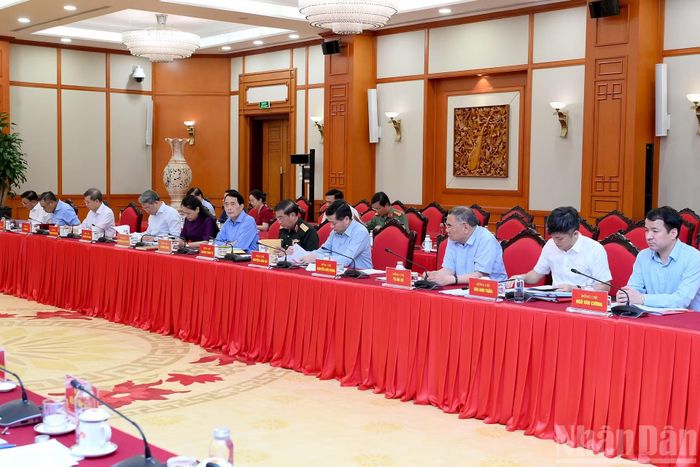 Các đại biểu tham dự cuộc làm việc.