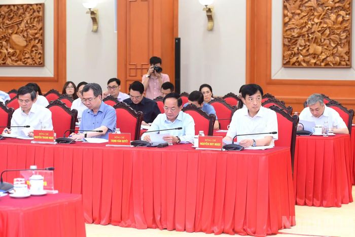 Các đồng chí lãnh đạo Đảng, Nhà nước và các đại biểu tham dự cuộc làm việc.