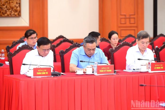 Các đồng chí lãnh đạo Đảng, Nhà nước và các đại biểu tham dự cuộc làm việc.