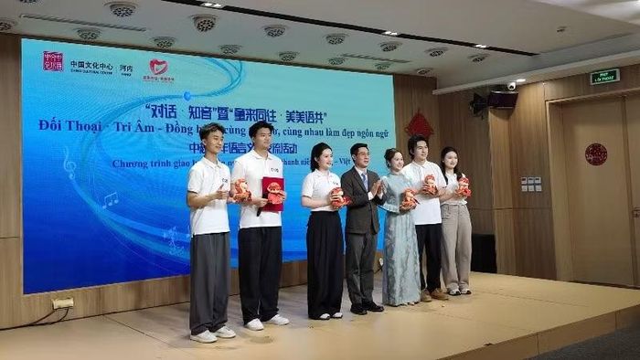Tặng quà lưu niệm cho sinh viên tham gia chương trình.