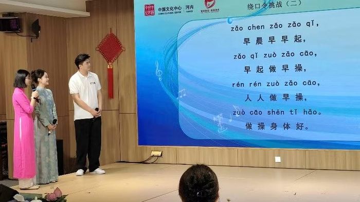 Các bạn trẻ trải nghiệm phát âm tiếng Trung.