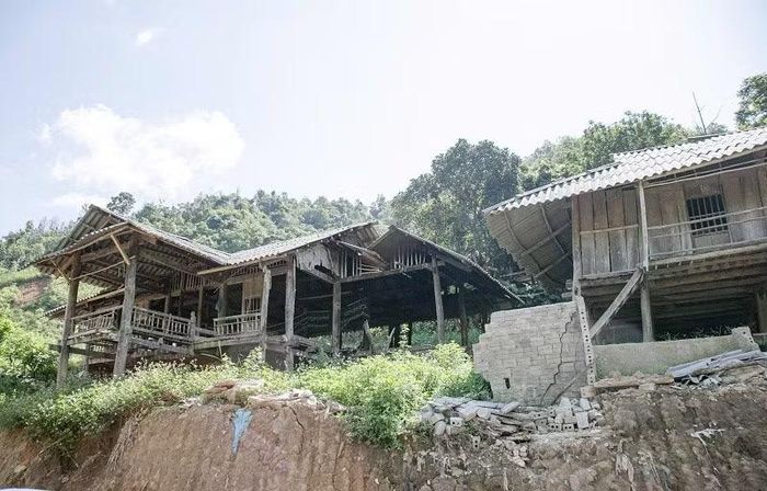 Nhà có nhưng không dám ở vì xuất hiện vết nứt dài lưng triền núi, nhiều gia đình ở bản Bắng Chộc đành bỏ nhà đi ở nhờ người quen hoặc dựng cọc căng bạt ở tạm trong rừng.