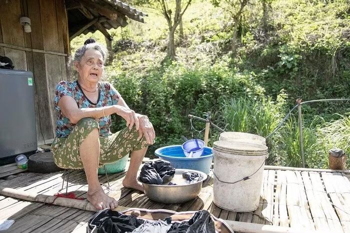 Bà Lò Thị Phương (80 tuổi) nói rằng biết là nhà rất sợ lở đất nhưng không biết đi đâu, không ai cho 6 người một nhà ở nhờ đủ...