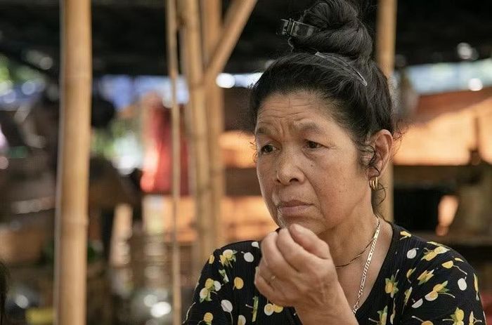 Bà Lò Thị Mưu là một trong số những người phải bỏ nhà rồi đi ở nhờ tránh lũ. Cuộc sống với bà Mưu trong 10 tháng qua là chuỗi ngày rất khổ sở, khó khăn...