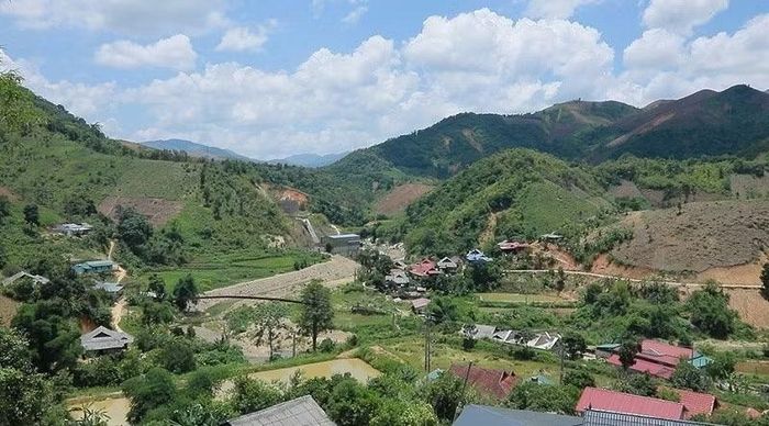 Một góc bản Bắng Chộc - nơi có 30 gia đình cần di dời khẩn cấp để tránh sạt trượt do mưa lũ thiên tai.