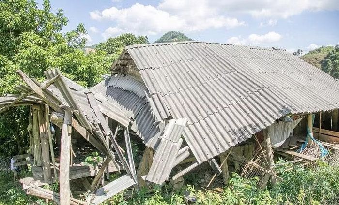 Nhà của người dân bản Bắng Chộc bị thiệt hại do lũ quét.