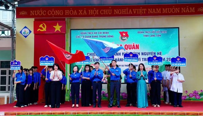 Trao cờ lệnh xuất quân Chiến dịch Thanh niên tình nguyện hè năm 2026 tại buổi lễ.