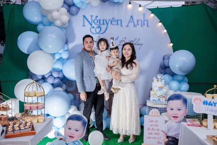 Vợ chồng chị Trần Thị Vịnh và anh Nguyễn Văn Huyên (Hưng Yên) hạnh phúc đón 2 con.