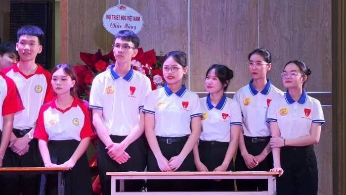 Các thành viên Đội tuyển Triết học Trường Đại học Khoa học, Đại học Huế (áo trắng, viền cổ xanh) tham gia tại hội thi.