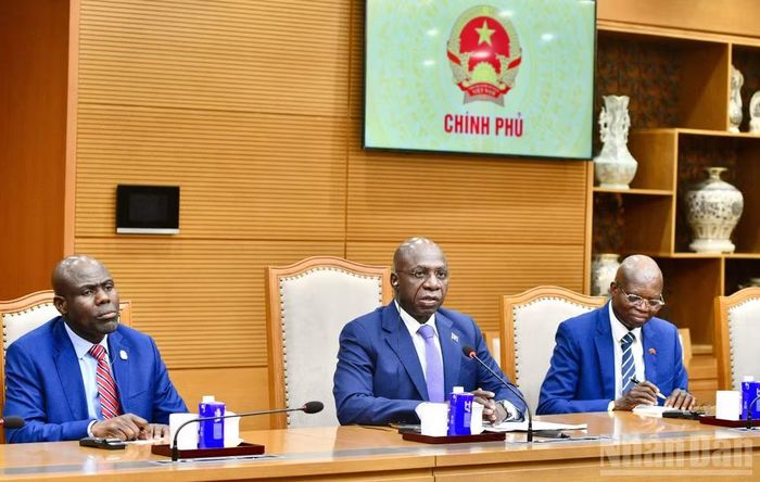  Bộ trưởng Ngoại giao Angola phát biểu ý kiến tại buổi tiếp. (Ảnh: Thanh Giang) 