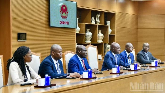  Đoàn đại biểu Angola tham dự buổi tiếp. (Ảnh: Thanh Giang) 