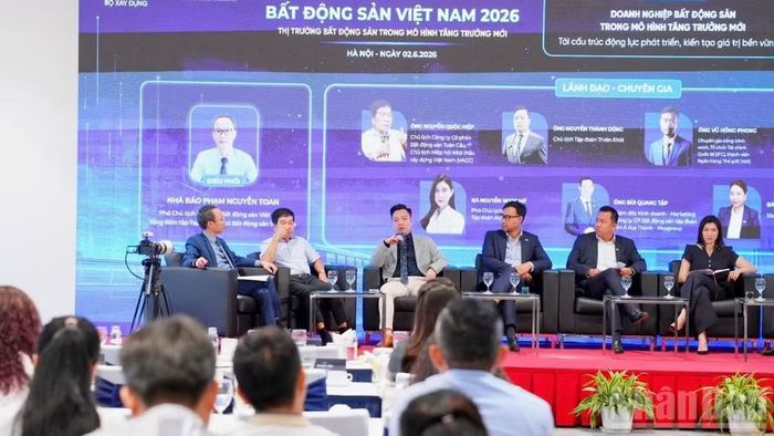 Các diễn giả trao đổi tại tọa đàm. (Ảnh: HNV)