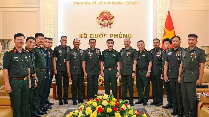 Đại tướng Phan Văn Giang và Đại tướng Romeo Saturnino Brawner Junior cùng đoàn công tác tại buổi tiếp.