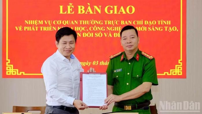Công an tỉnh Lâm Đồng tiếp nhận nhiệm vụ Cơ quan thường trực Ban chỉ đạo về phát triển khoa học, công nghệ, đổi mới sáng tạo, chuyển đổi số và Đề án 06 của tỉnh từ Sở Khoa học và Công nghệ.