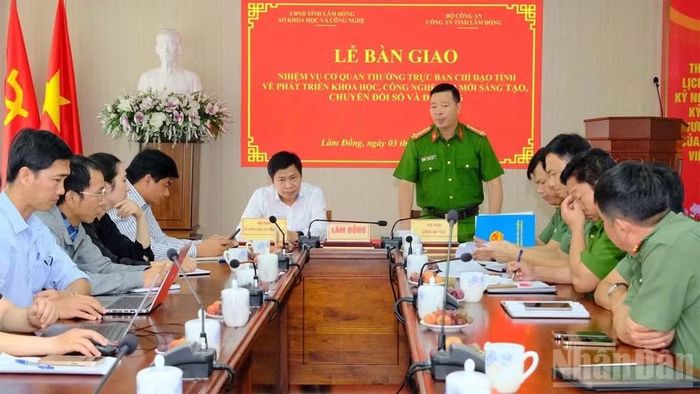 Đại tá Nguyễn Tường Vũ, Phó Giám đốc Công an tỉnh Lâm Đồng phát biểu tại lễ bàn giao.