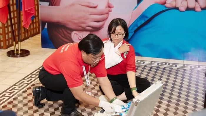 Các bác sĩ Hội Chữ thập đỏ Thành phố Hồ Chí Minh mô phỏng sơ cứu một trường hợp bị tai nạn.