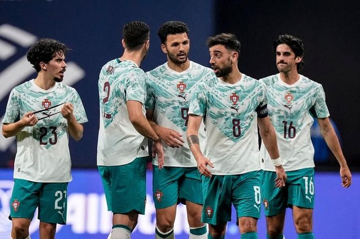 Tuyển Bồ Đào Nha có lực lượng rất chất lượng với nhiều cầu thủ đang thi đấu tại các CLB hàng đầu châu Âu như Vitinha (23 - vô địch Champions League cùng PSG) và Bruno Fernandes (8, đội trưởng Man United) Ảnh: AP