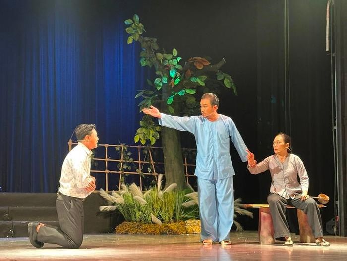 Từ trái sang: NS Hoàng Quốc Thanh, NSND Hữu Quốc, NSƯT Quỳnh Hương trong vở cải lương "Diều ơi"