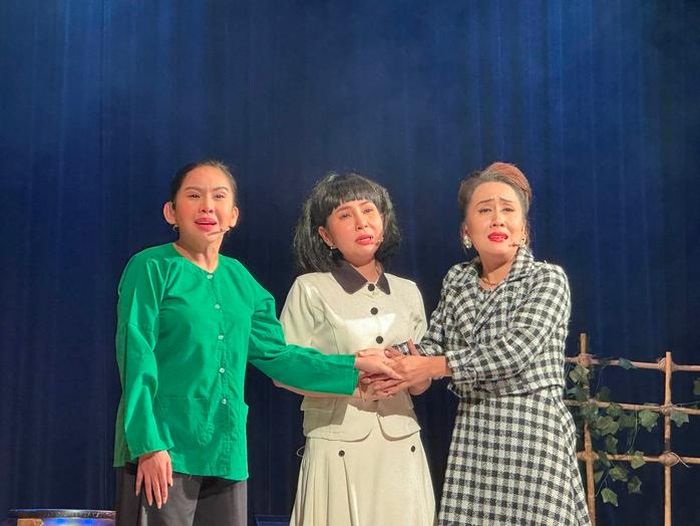 Từ trái sang: NS Bình Tinh, Phương Cẩm Ngọc, Hoài Nhung trong vở cải lương "Diều ơi"