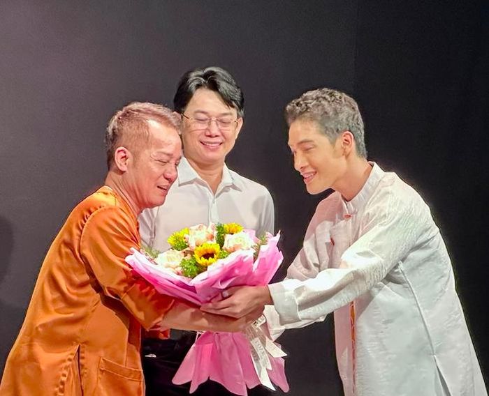Đạo diễn Lê Nguyễn Đình Phong tặng hoa NSƯT Minh Nhí (Giám đốc Sân khấu Nghệ thuật Trương Hùng Minh) và nghệ sĩ Thái Vinh (Giám đốc Sân khấu cải lương tuồng cổ Huỳnh Long) - hai đơn vị nghệ thuật anh đã có nhiều cơ hội làm việc, học nghề