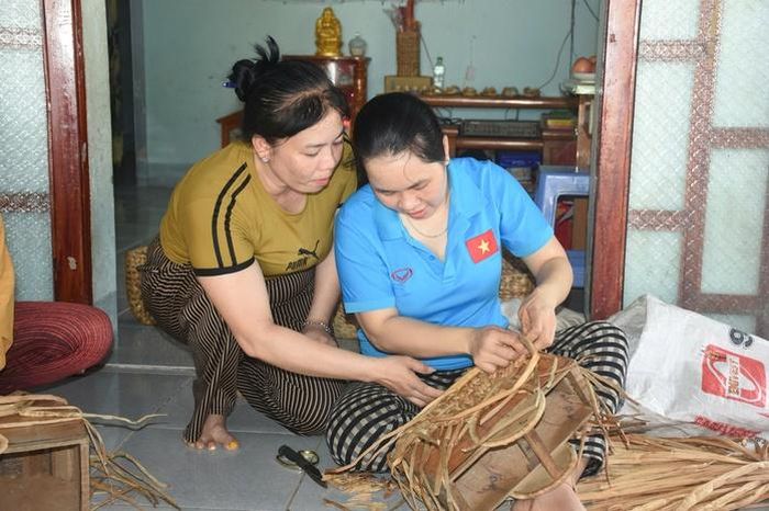 Tổ hợp tác đan lục bình xã Long Sơn (TPHCM) hiện có nhiều chị em phụ nữ tham gia.