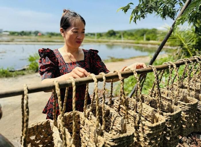 Các sản phẩm đan lát lục bình sau khi hoàn thiện được hong phơi trước khi xuất hàng.