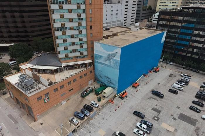 Bức tranh tường của nghệ sĩ Wyland bị phủ sơn một phần tại Dallas ngày 18-5. Vụ việc khiến ông khởi kiện FIFA và các bên liên quan, yêu cầu bồi thường ít nhất 25 triệu USD. Ảnh: AP