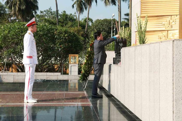 Ông Nguyễn Anh Tuấn, Ủy viên Trung ương Đảng, Chủ tịch Tổng Liên đoàn Lao động Việt Nam, dâng hương tưởng niệm các Anh hùng liệt sĩ. Ảnh: Hải Nguyễn