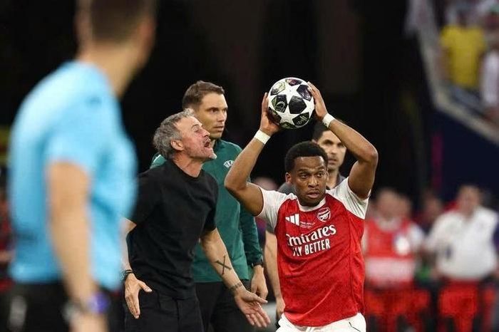 Arsenal trì hoãn trận chung kết Champions League với PSG bằng các pha ném biên chậm